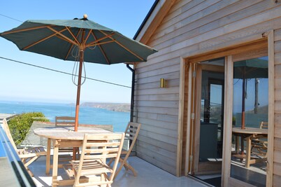 NEW LISTING Stunning new Cornish house with sea views, few minutes walk to beach
