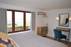 3 soverom, skrivebord, strykejern/-brett og reiseseng for barn