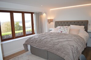 3 soverom, skrivebord, strykejern/-brett og reiseseng for barn