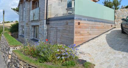 NEW LISTING Stunning new Cornish house with sea views, few minutes walk to beach