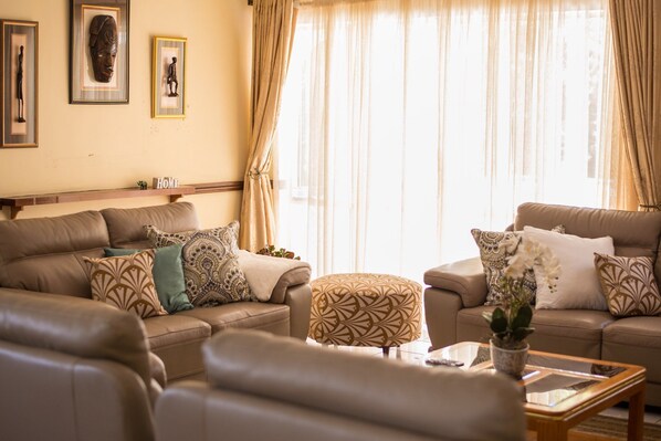 Flat-screen TV, fireplace - Eden Villas (Harare)