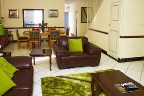 Full-size fridge, microwave, oven, stovetop - Eden Villas (Harare)