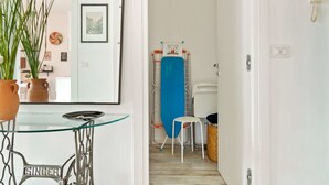 A modern kitchen with a glass table, a Singer sewing machine, and a potted plant. - Flatty Apartments - Alserio (Milan)