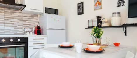 Apartment, 2 Schlafzimmer | Essbereich im Zimmer