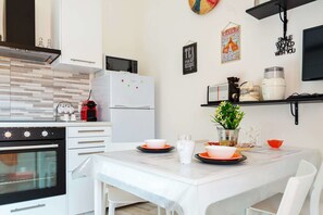 Apartment, 2 Schlafzimmer | Essbereich im Zimmer