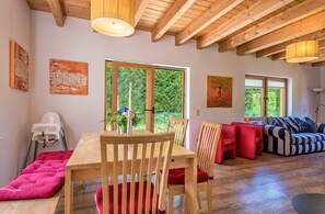 獨棟房屋 (incl. cleaning fee & laundry package) | 房內用餐區