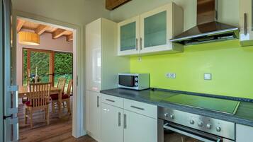 House (incl. cleaning fee & laundry package) | Private kitchen | Fridge, microwave, oven, dishwasher