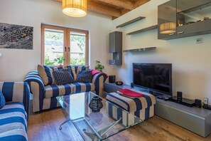 Maison (incl. cleaning fee & laundry package) | Coin séjour | Télévision LCD, cheminée, lecteur de DVD