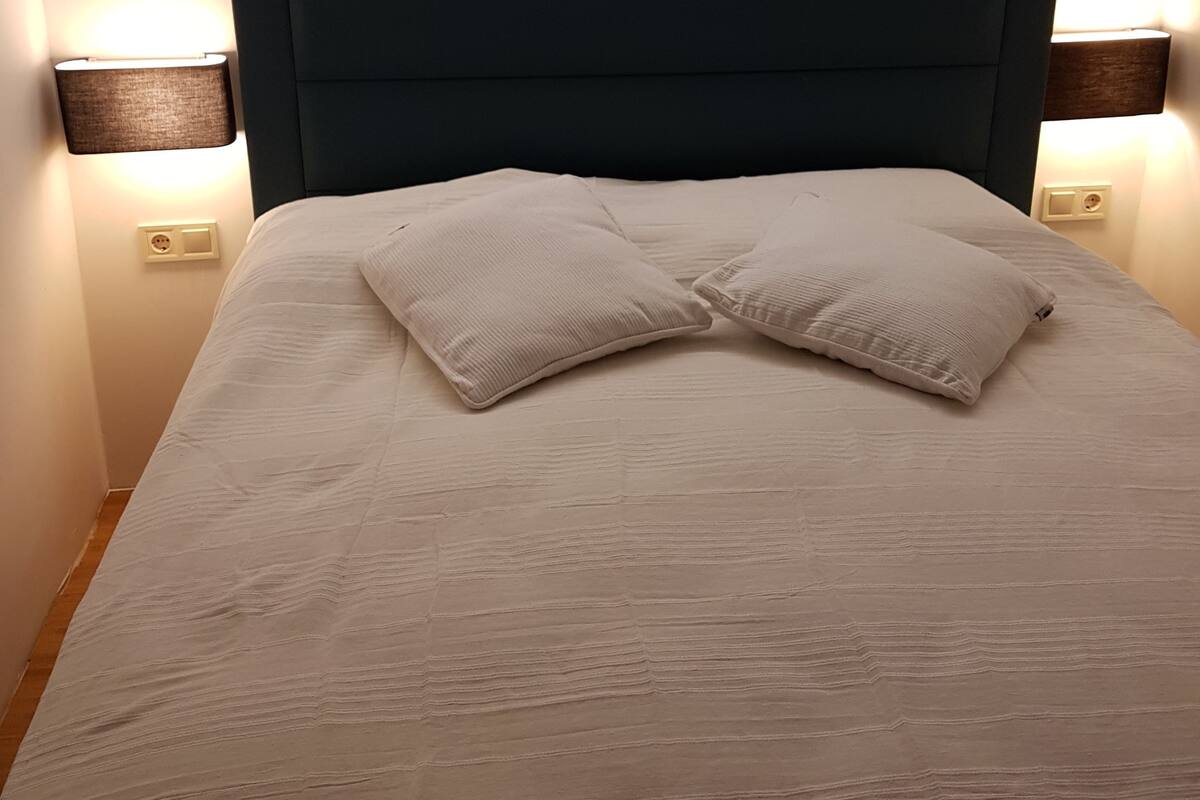 Memory foam-madrasser och värdeförvaringsskåp på rummet