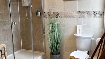 Superior Double Room, Private Bathroom | Bathroom | Shower, hair dryer, slippers, towels