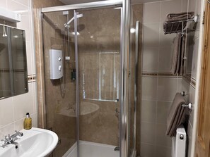 Double room-Superior-Ensuite with Shower-Garden View-Room 2 | Bathroom | Shower, hair dryer, slippers, towels