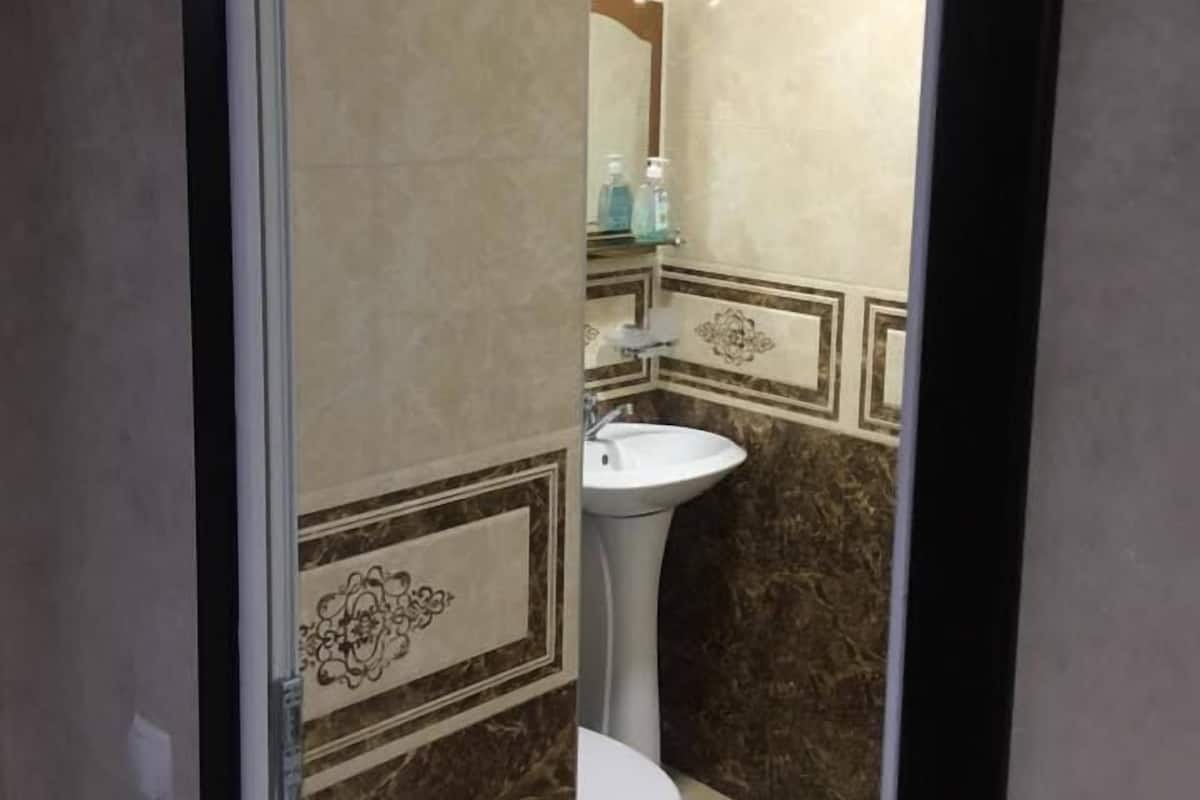 Shower, free toiletries, towels