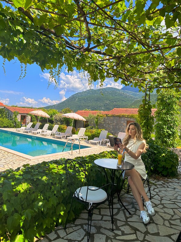 Una piscina al aire libre, cabañas de piscina gratuitas, sombrillas