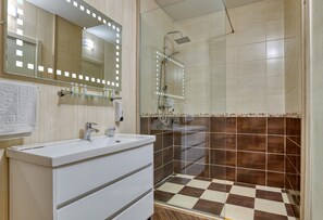 Apartment, 2 Bedrooms | Bathroom | Shower, rainfall showerhead, designer toiletries, hair dryer