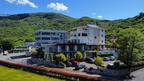 Un hotel de diseño moderno, con una estructura de dos pisos y techo plano, y paneles solares.
