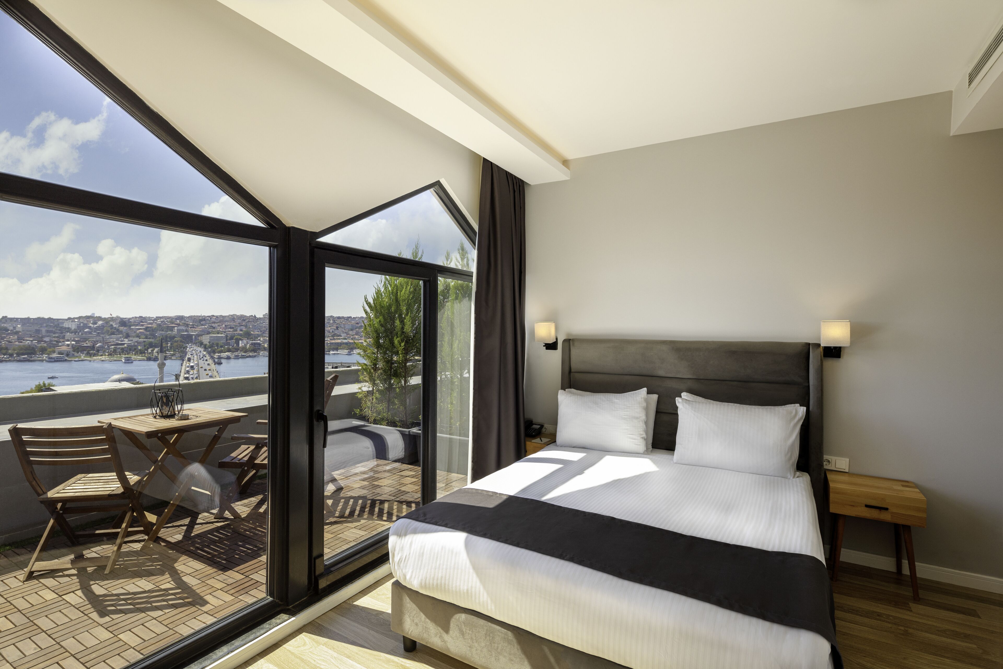 华丽客房, 露台 | 高档床上用品、迷你吧、客房内保险箱、隔音