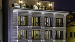 Een hotel met meerdere verdiepingen, een modern gevelontwerp, grote ramen en een terras.