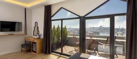 Deluxe Room, Terrace | Peralatan tempat tidur premium, bar mini, peti besi dalam bilik