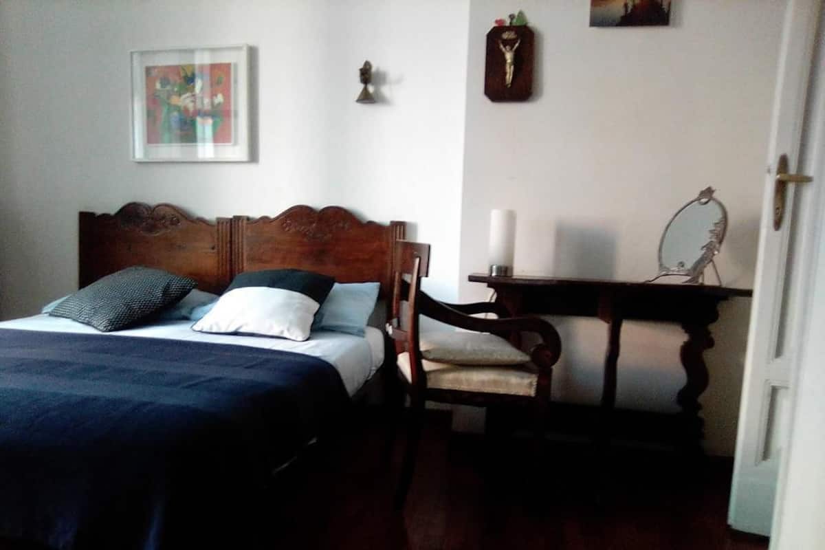 Suite, bagno privato | Biancheria da letto di alta qualità, copriletto in piuma, una scrivania