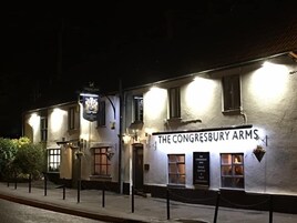 Un edificio con un letrero que dice "The Congresbury Arms".