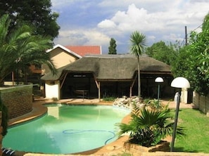 Outdoor pool - Winchester Lodge (Johannesburg South)