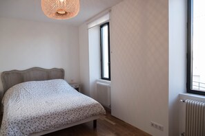3 bedrooms, iron/ironing board, internet, bed sheets
