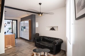 Téléviseur à écran plat, table de baby-foot