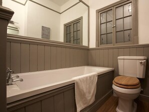 House, Private Bathroom, City View | Bathroom