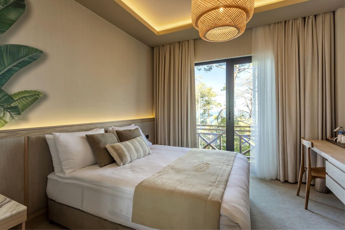 Deluxe tweepersoonskamer, 1 tweepersoonsbed, niet-roken | 2 slaapkamers, luxe beddengoed, een minibar, een kluis op de kamer