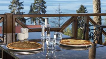 Breakfast, lunch, dinner served; international cuisine