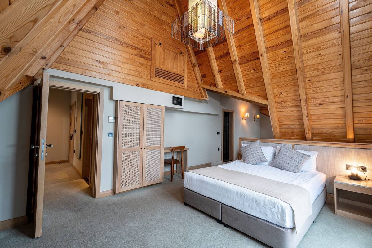 Penthouse | Peralatan tempat tidur premium, bar mini, peti besi dalam bilik 