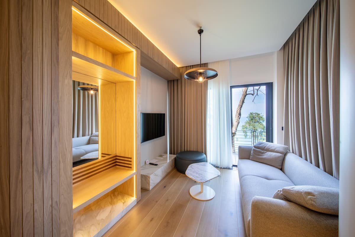 Deluxe suite, meerdere bedden, niet-roken, uitzicht op zee | 2 slaapkamers, luxe beddengoed, een minibar, een kluis op de kamer