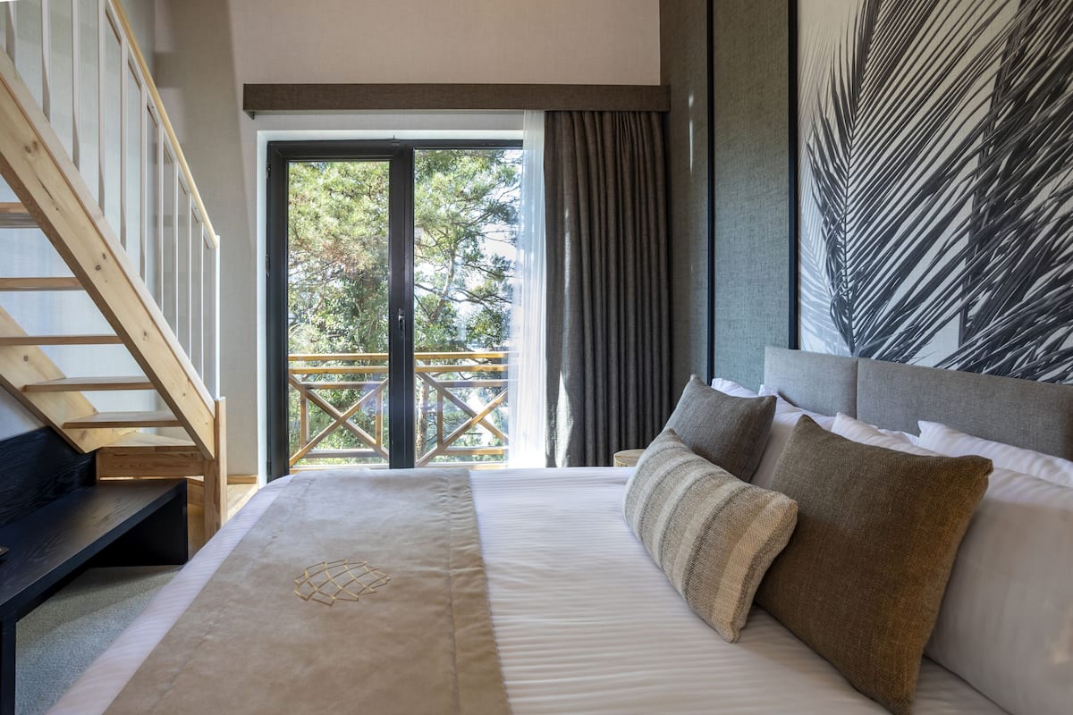 Deluxe maisonnette, meerdere bedden, niet-roken, uitzicht op zee | 2 slaapkamers, luxe beddengoed, een minibar, een kluis op de kamer