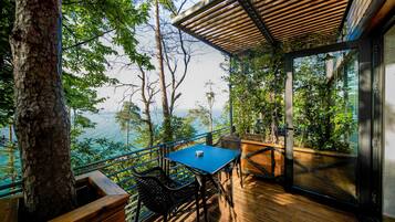 Junior Suite, 1 Double Bed with Sofa bed, Non Smoking, Sea View | Living area | LCD TV