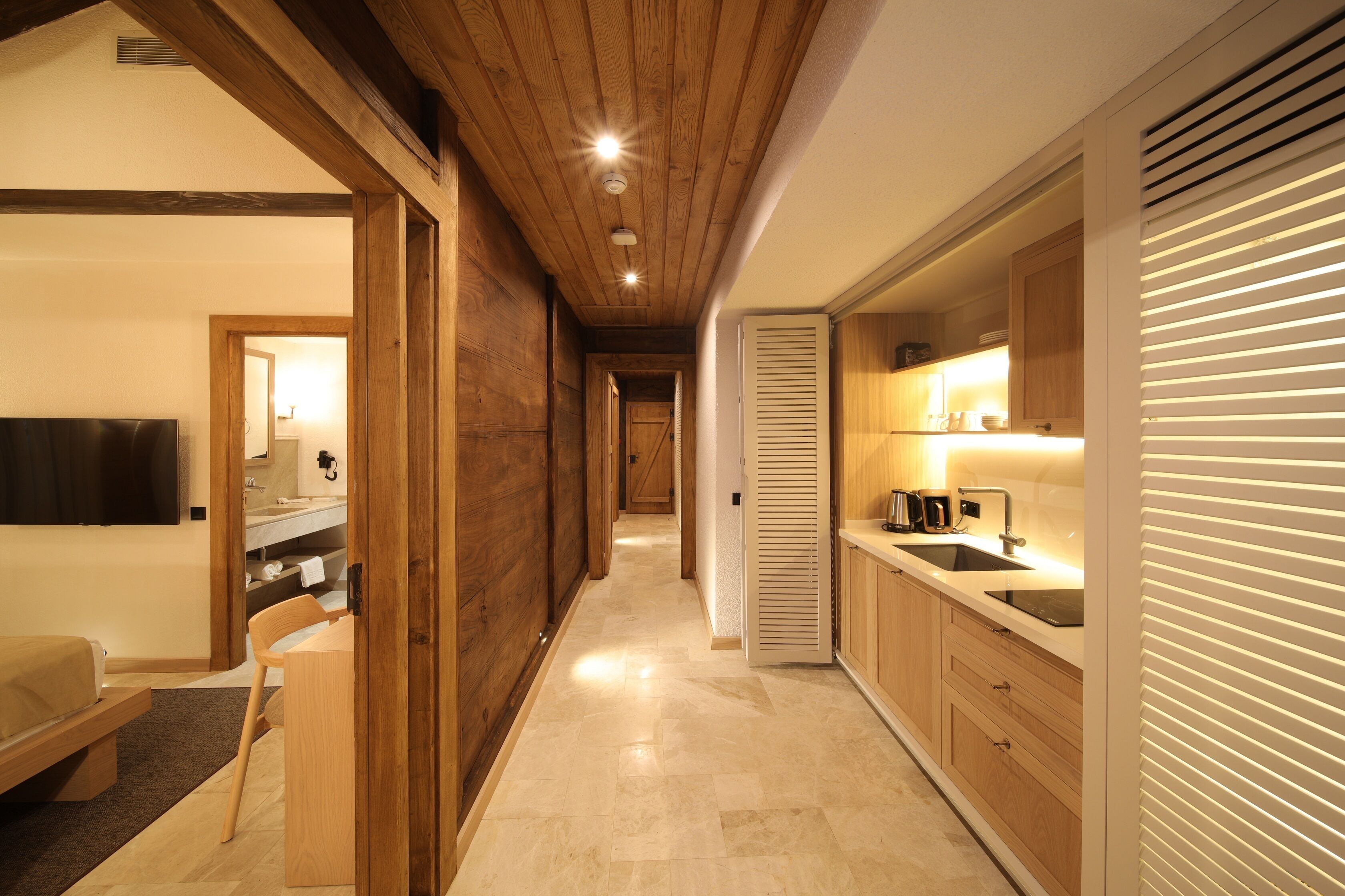 presidential villa, multiple beds, non smoking, sea view | private kitchen | electric kettle