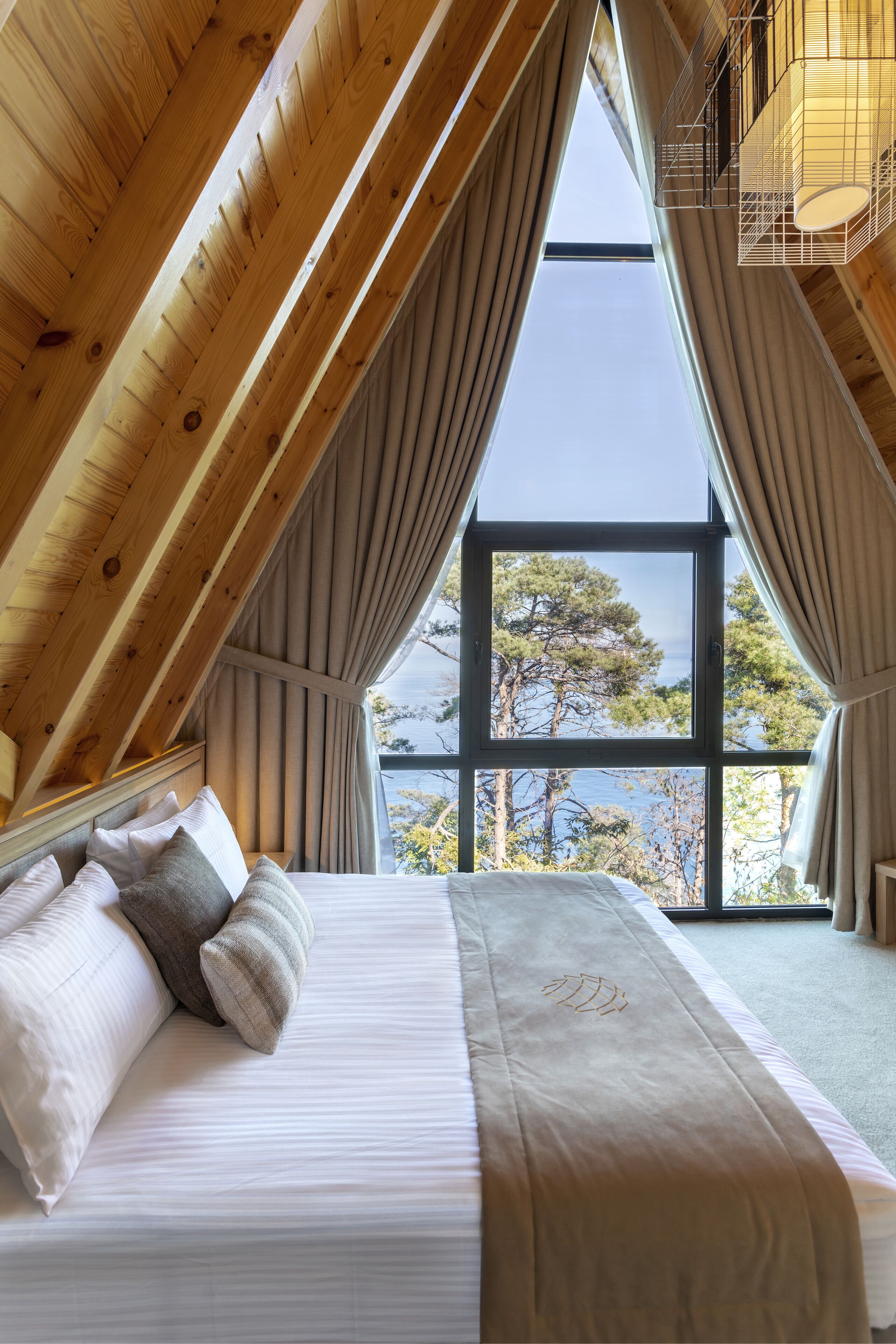 deluxe suite, multiple beds, non smoking, sea view | 2 bedrooms, premium bedding, minibar, in-room safe