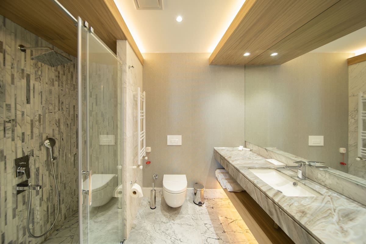 deluxe suite, multiple beds, non smoking, sea view | bathroom | shower, rainfall showerhead, free toiletries, hair dryer