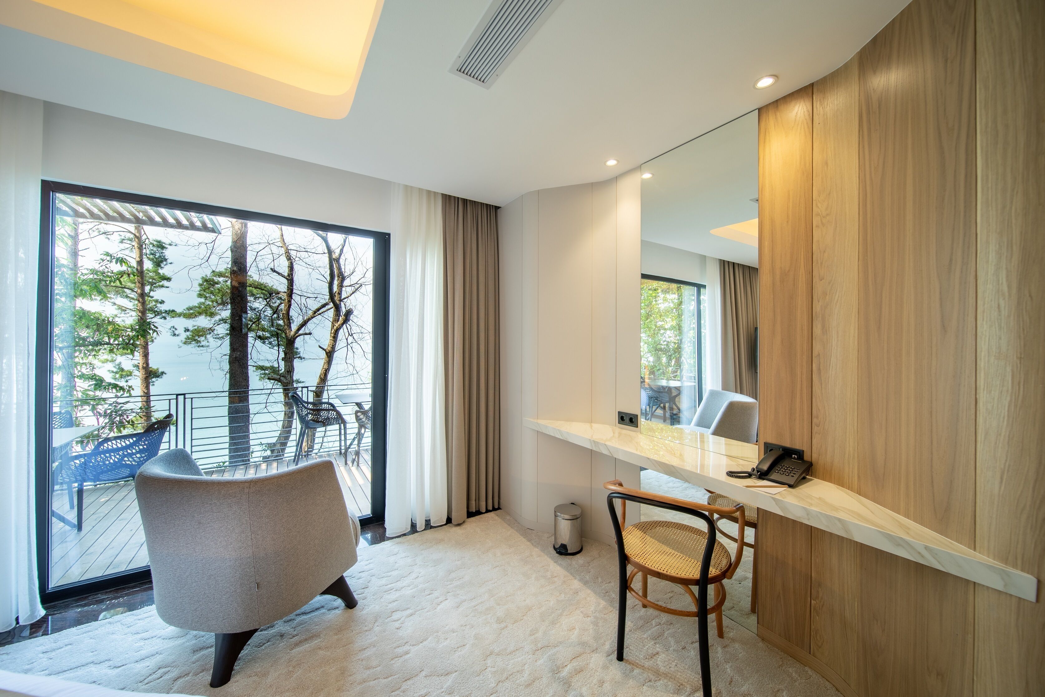 deluxe suite, multiple beds, non smoking, sea view | living area | lcd tv