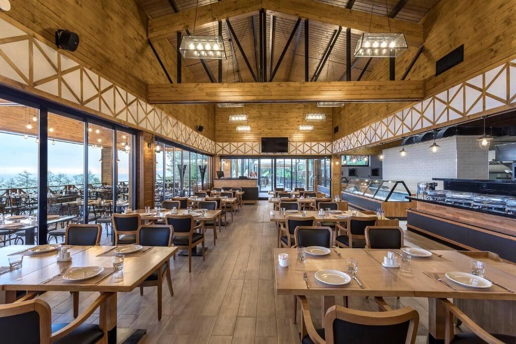 breakfast, lunch, dinner served; international cuisine