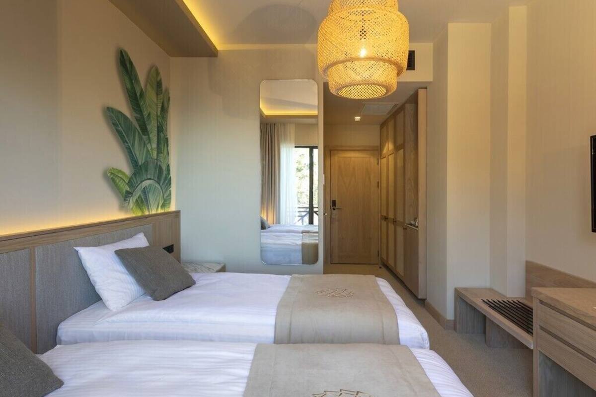 Economy Double Room, 1 Katil Kelamin (Double), Non Smoking | Peralatan tempat tidur premium, bar mini, peti besi dalam bilik 