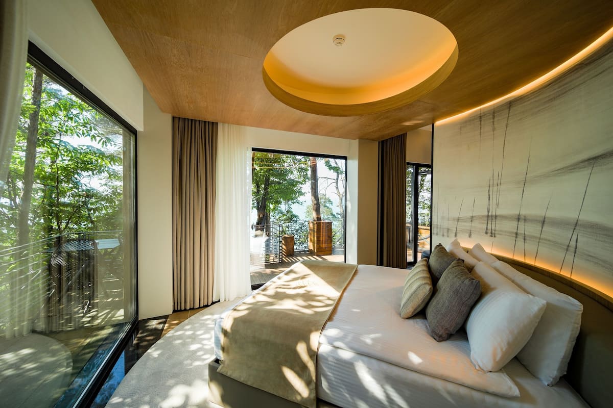 Junior suite, 1 tweepersoonsbed met slaapbank, niet-roken, uitzicht op zee | 2 slaapkamers, luxe beddengoed, een minibar, een kluis op de kamer
