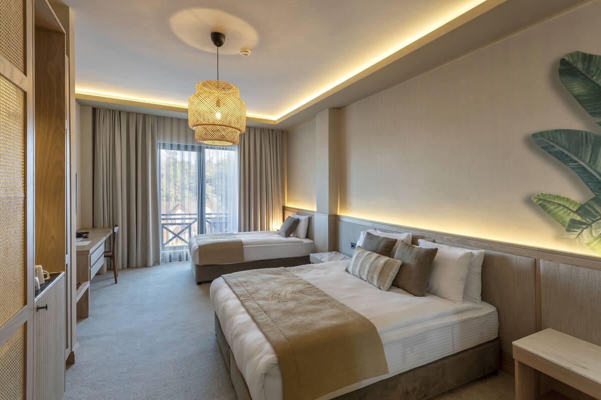 Deluxe Triple Room, Berbilang Katil | Peralatan tempat tidur premium, bar mini, peti besi dalam bilik 