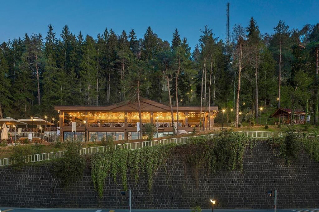 breakfast, lunch, dinner served; international cuisine