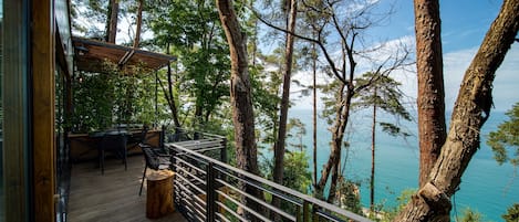 Suite – deluxe, flere senger, ikke-røyk, sjøutsikt | Sengetøy av topp kvalitet, minibar og safe på rommet