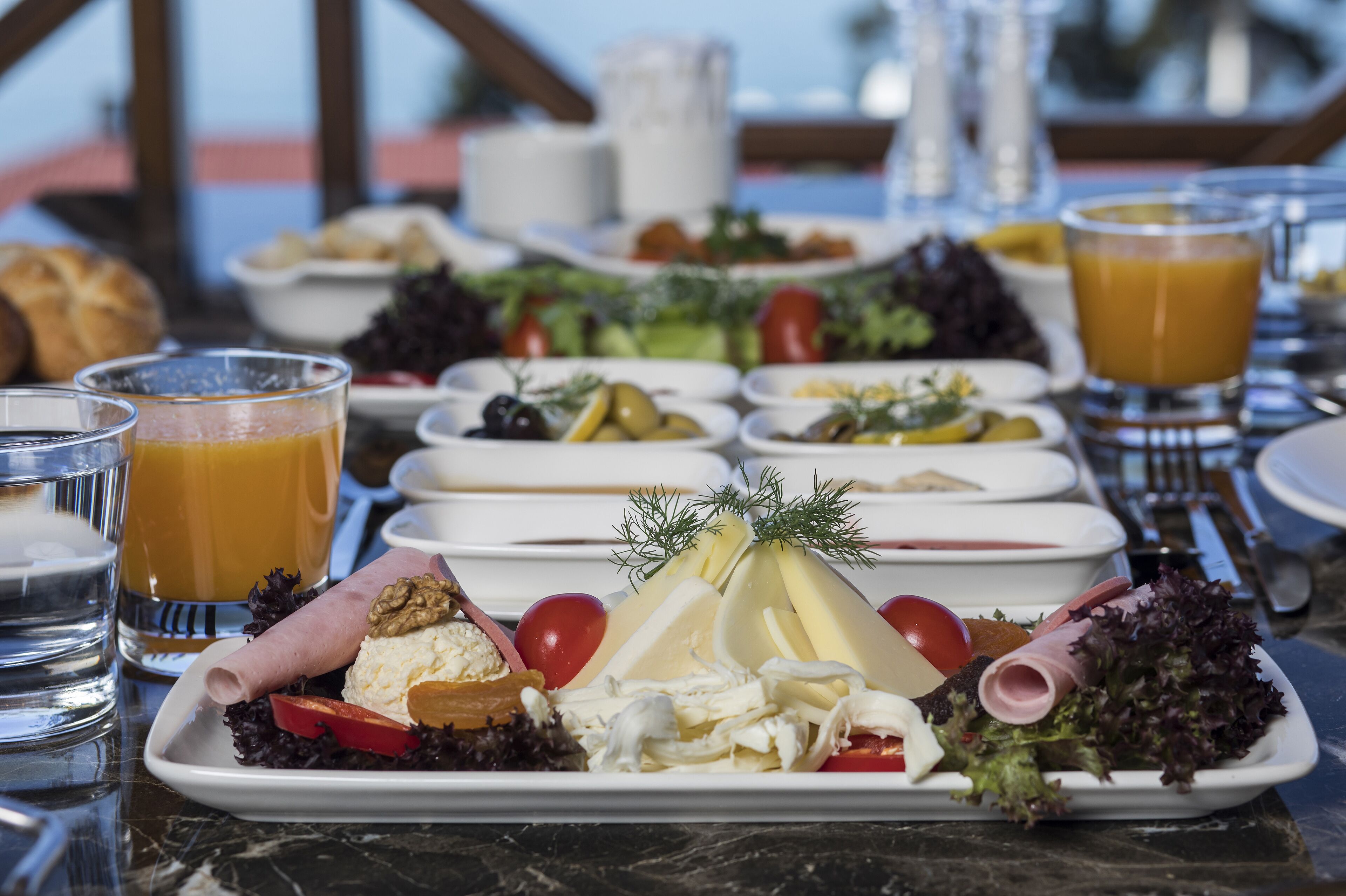 Ein reichhaltiges Frühstücksbuffet mit Speisen und Getränken.