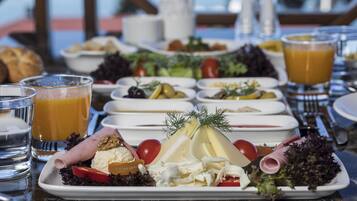 Ein reichhaltiges Frühstücksbuffet mit Speisen und Getränken.