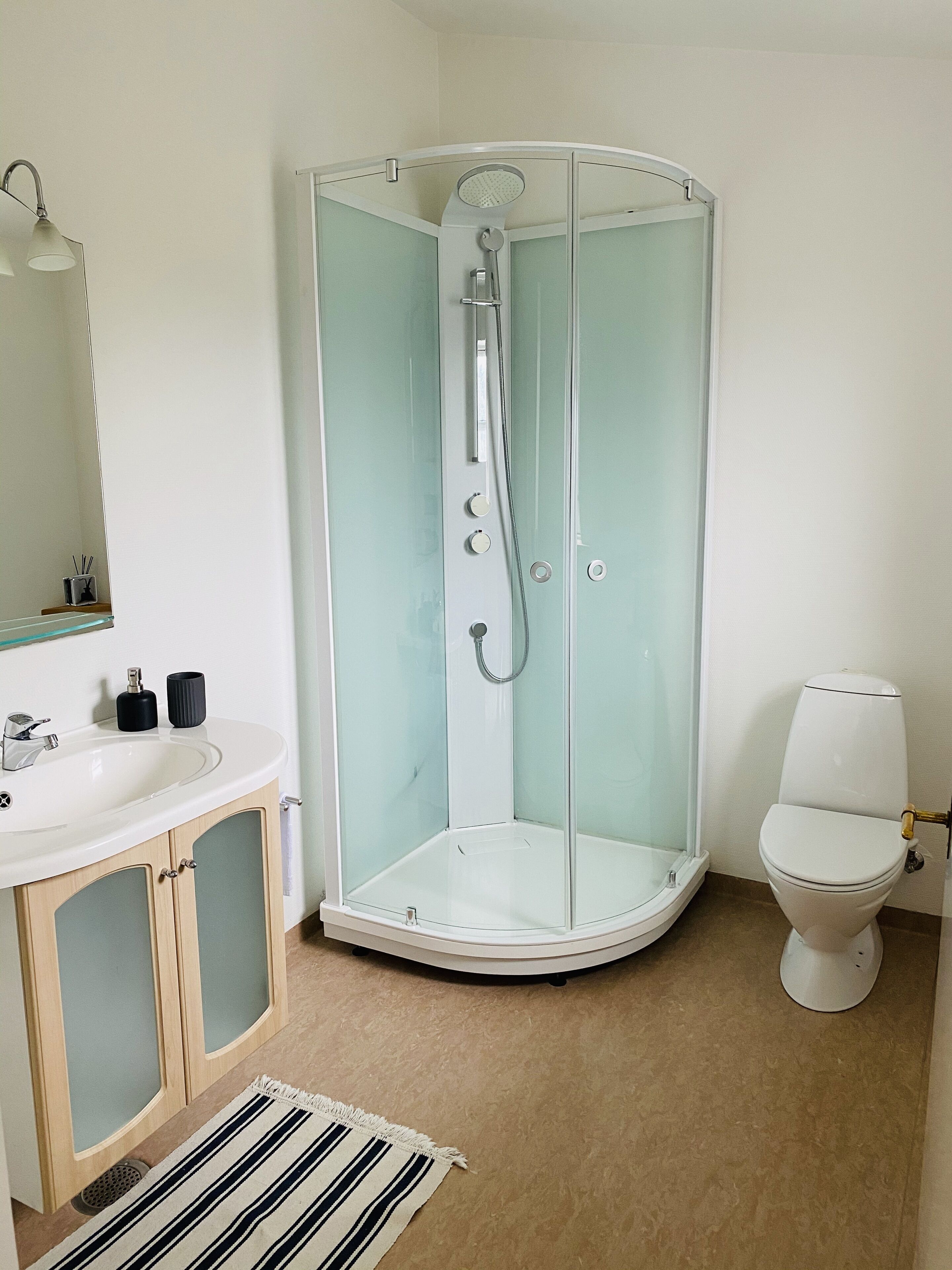 Room, 2 Double Beds (with loft) | Bathroom | Shower, towels