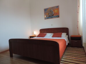 Appartement, 2 chambres, vue sur la mer (4) | Lit de bébé (gratuit), accès au Wi-Fi (inclus), literie fournie