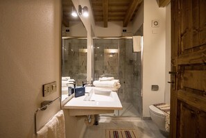 Camera Luxury, 1 letto queen con divano letto | Bagno | Doccia, set di cortesia gratuito, asciugacapelli, accappatoio