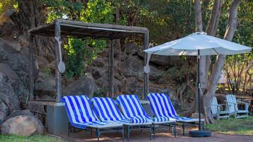 Een buitenzwembad, open van 07.00 uur tot 21.00 uur, en ligstoelen